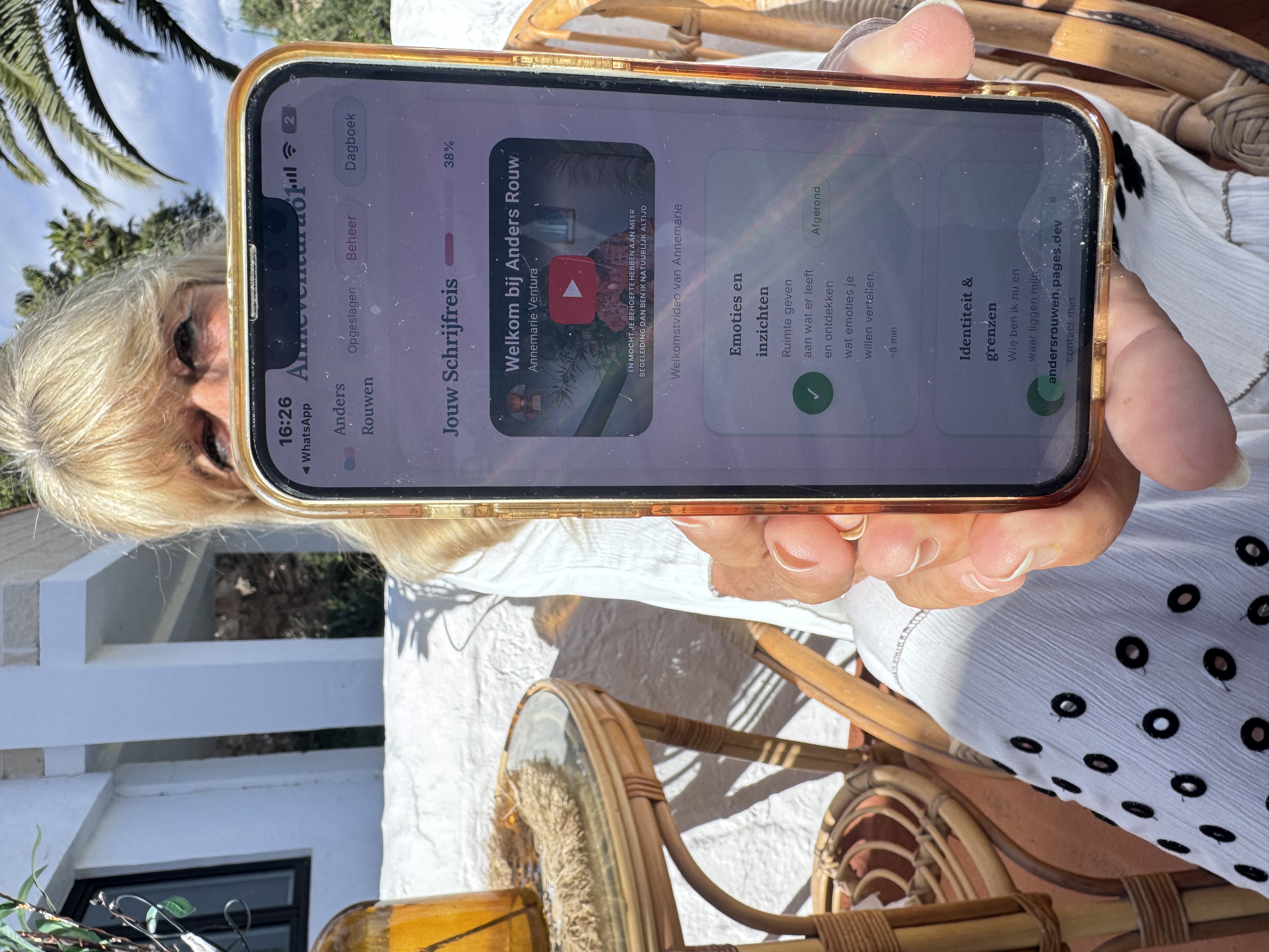Annemarie toont De Schrijfreis App op haar telefoon