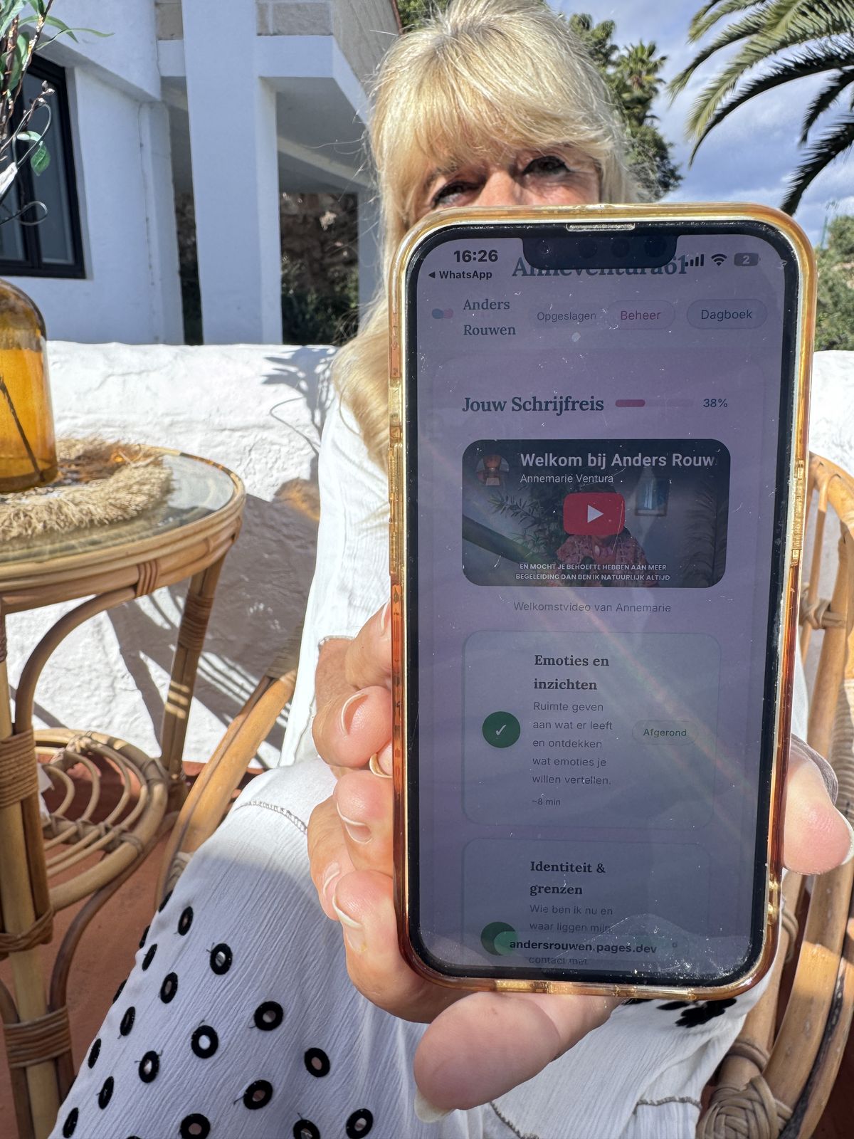 Annemarie toont De Schrijfreis App op haar telefoon